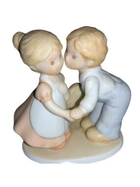 Homco Masterpiece Circle of Friends Vintage 1991 First Kiss  A Time to Love